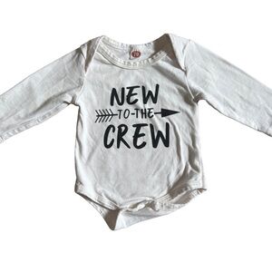 WHITE LONG SLEEVE “NEW TO THE CREW” GRAPHIC BODYSUIT / ONESIE SIZE 3M